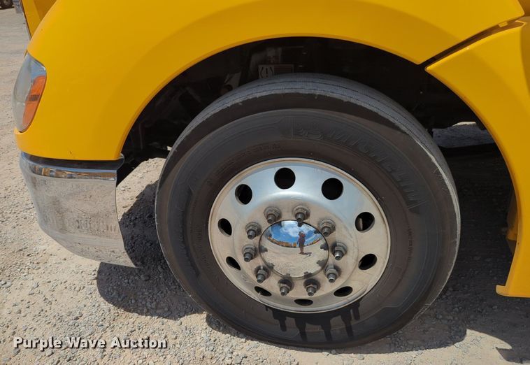 image for item NW9511 2019 Kenworth T680 semi truck