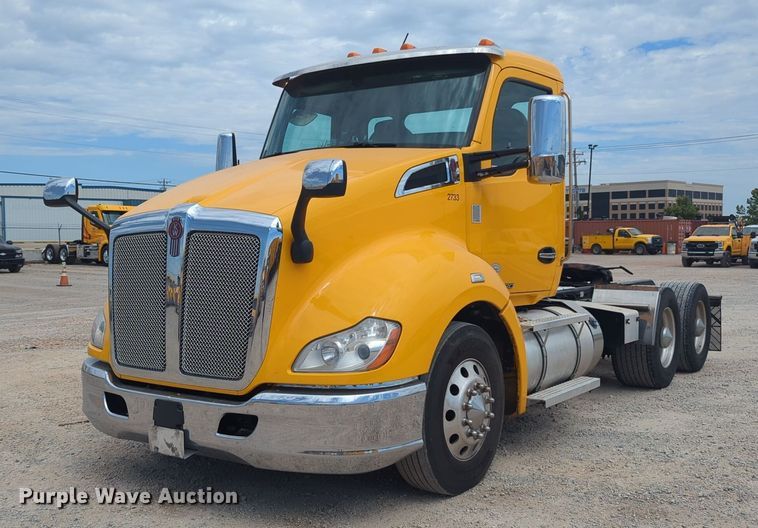 image for item NW9517 2020 Kenworth T680 semi truck