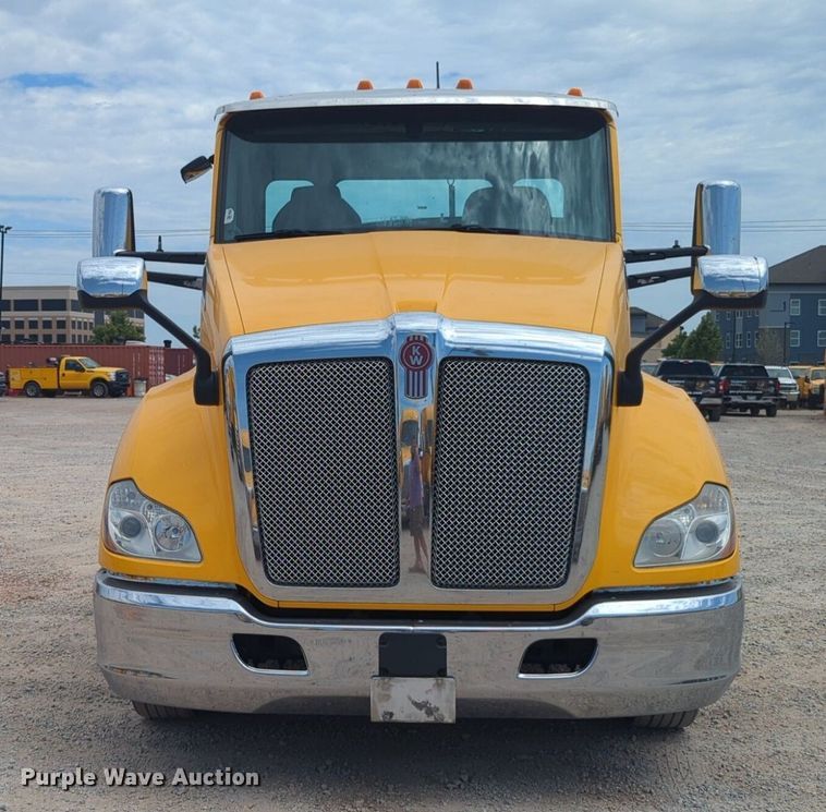 image for item NW9517 2020 Kenworth T680 semi truck