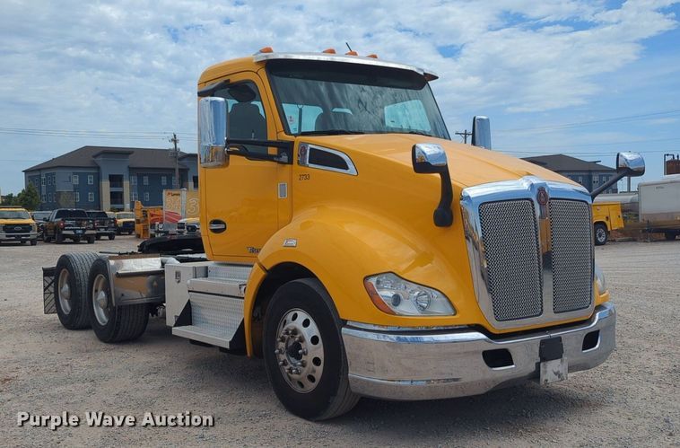 image for item NW9517 2020 Kenworth T680 semi truck