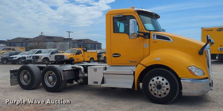 image for item NW9517 2020 Kenworth T680 semi truck