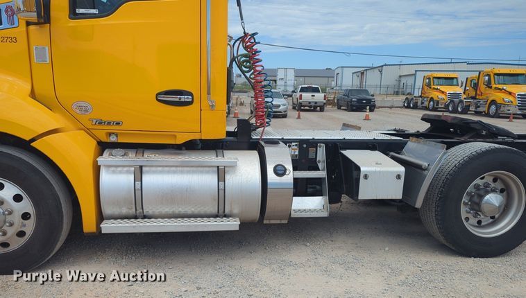 image for item NW9517 2020 Kenworth T680 semi truck