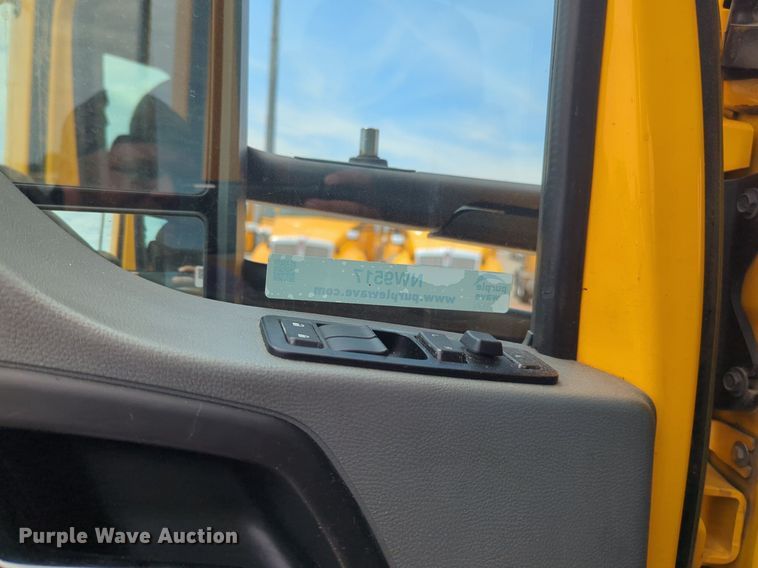 image for item NW9517 2020 Kenworth T680 semi truck