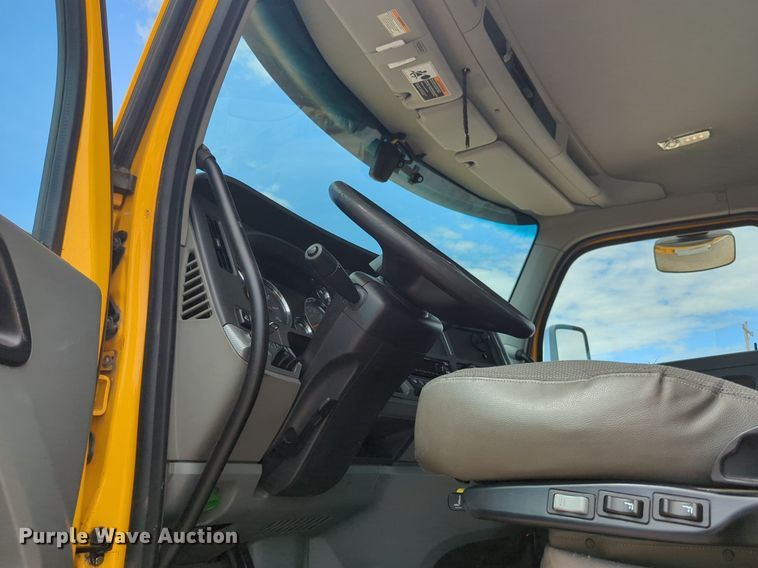 image for item NW9517 2020 Kenworth T680 semi truck