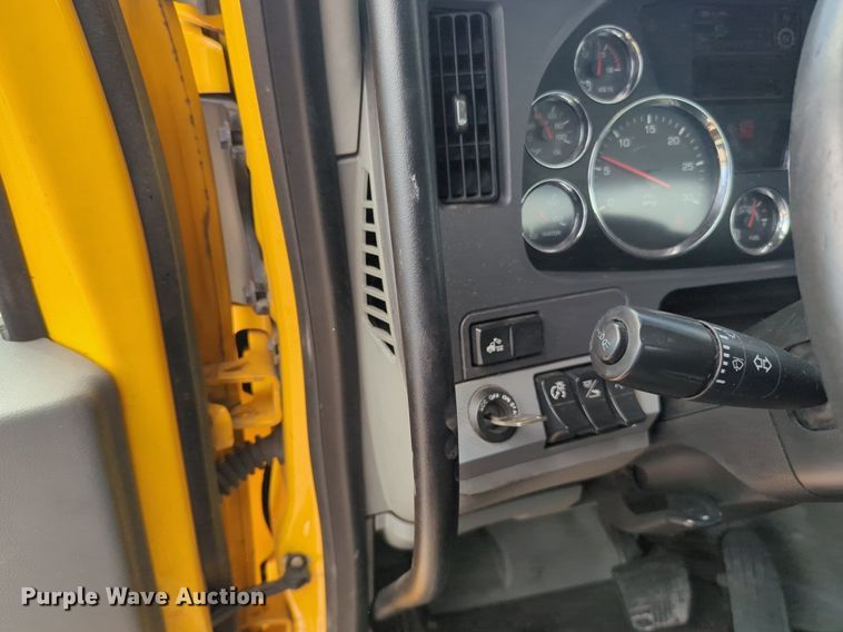 image for item NW9517 2020 Kenworth T680 semi truck