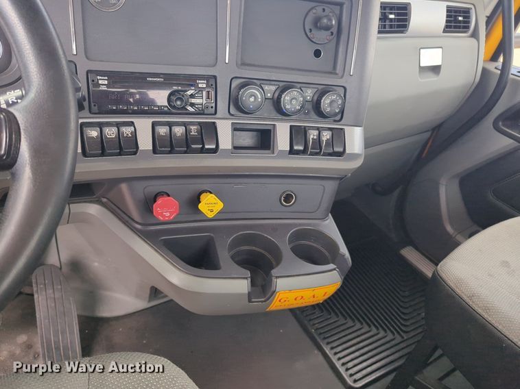 image for item NW9517 2020 Kenworth T680 semi truck