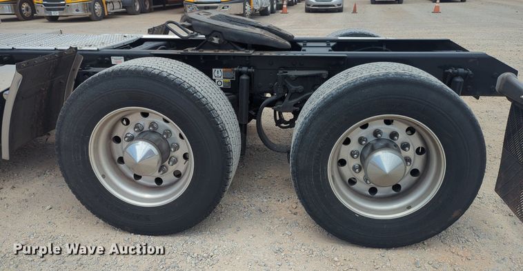 image for item NW9517 2020 Kenworth T680 semi truck