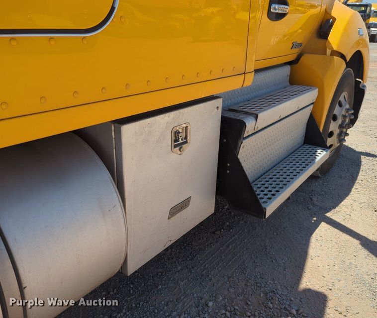 image for item NW9518 2019 Kenworth  T680 semi truck