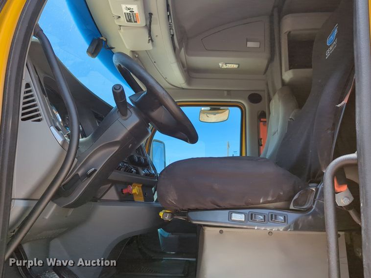 image for item NW9518 2019 Kenworth  T680 semi truck