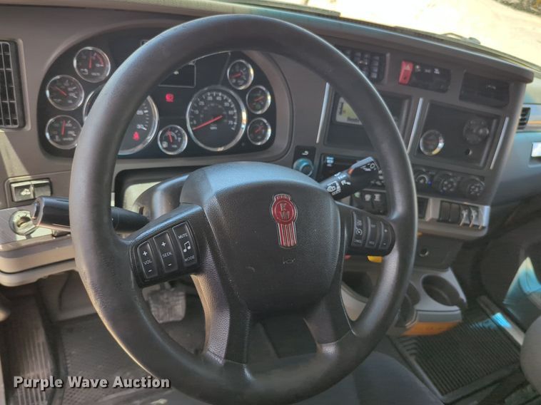 image for item NW9518 2019 Kenworth  T680 semi truck