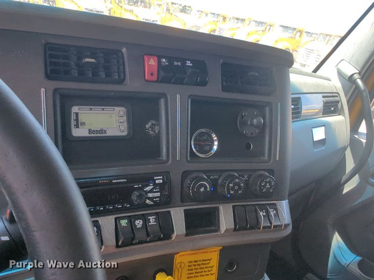 image for item NW9518 2019 Kenworth  T680 semi truck
