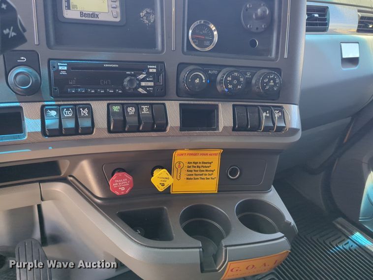 image for item NW9518 2019 Kenworth  T680 semi truck