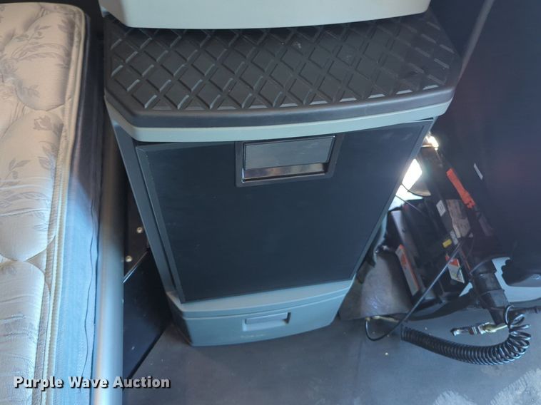 image for item NW9518 2019 Kenworth  T680 semi truck