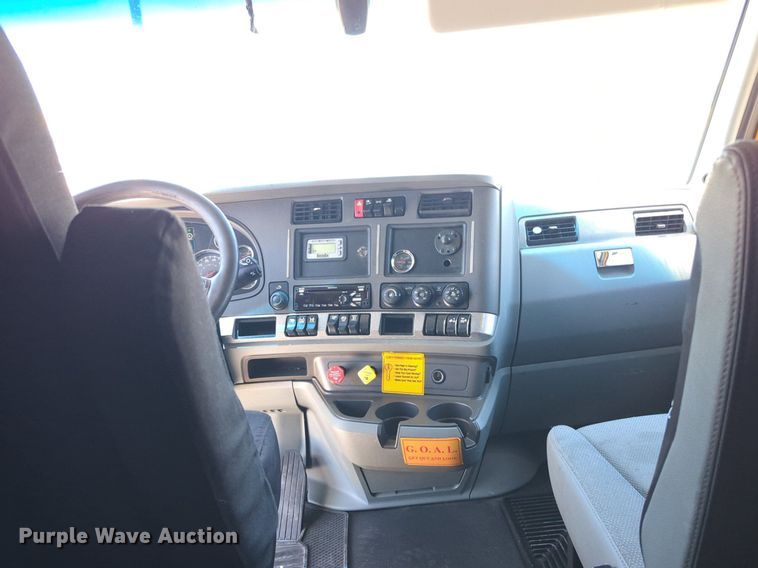 image for item NW9518 2019 Kenworth  T680 semi truck