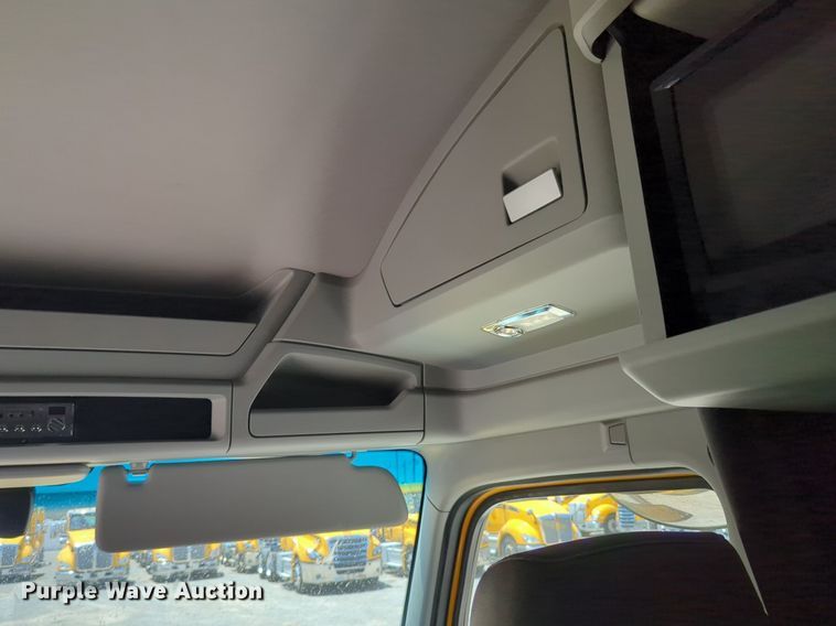 image for item NW9518 2019 Kenworth  T680 semi truck