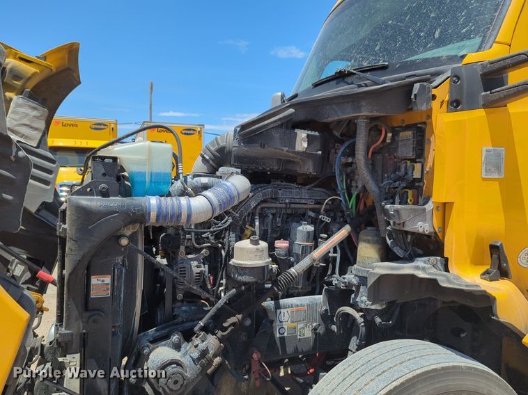 image for item NW9518 2019 Kenworth  T680 semi truck