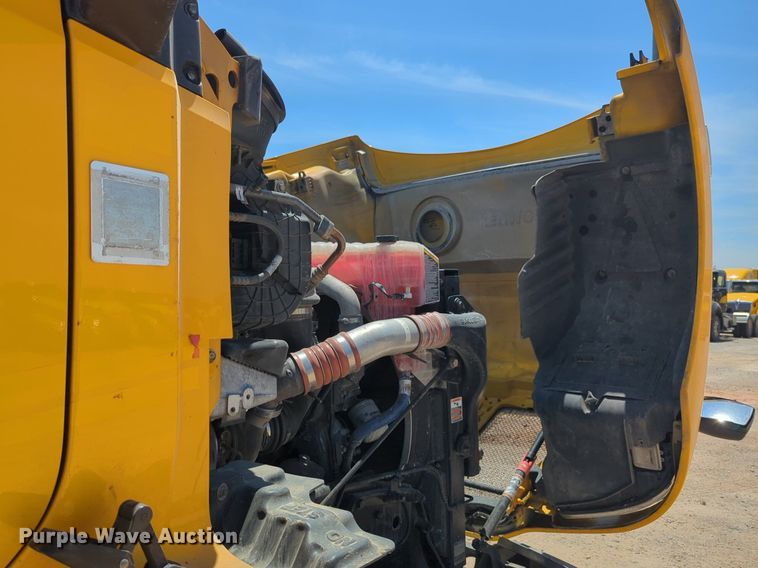 image for item NW9518 2019 Kenworth  T680 semi truck