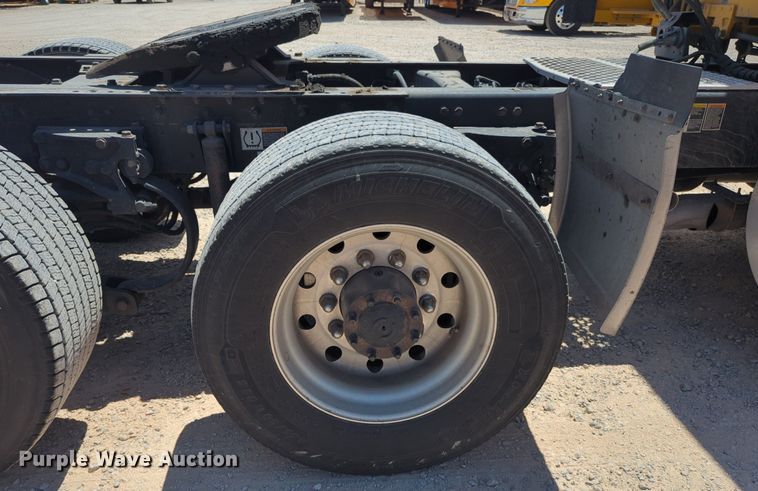 image for item NW9518 2019 Kenworth  T680 semi truck