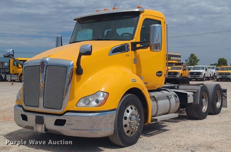 image for item NW9519 2020 Kenworth  T680 semi truck