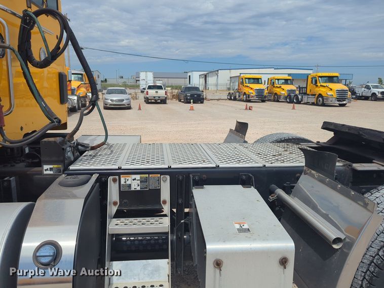 image for item NW9519 2020 Kenworth  T680 semi truck