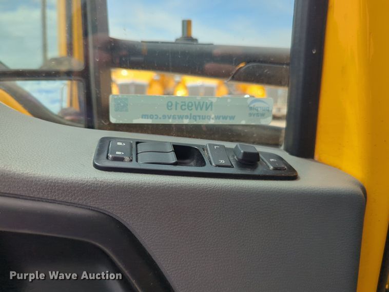 image for item NW9519 2020 Kenworth  T680 semi truck