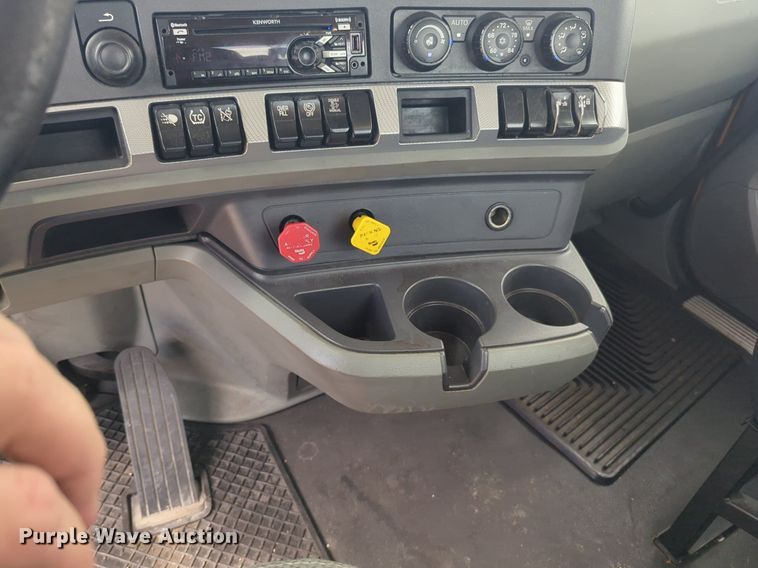 image for item NW9519 2020 Kenworth  T680 semi truck