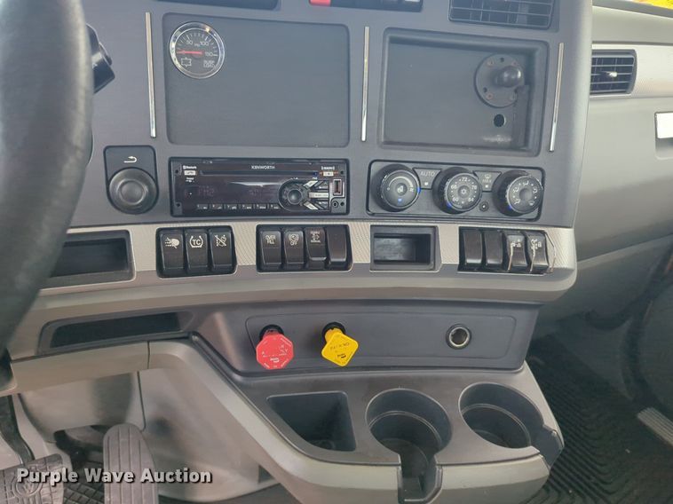 image for item NW9519 2020 Kenworth  T680 semi truck