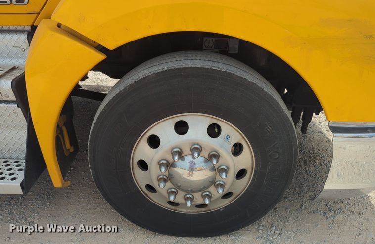image for item NW9519 2020 Kenworth  T680 semi truck