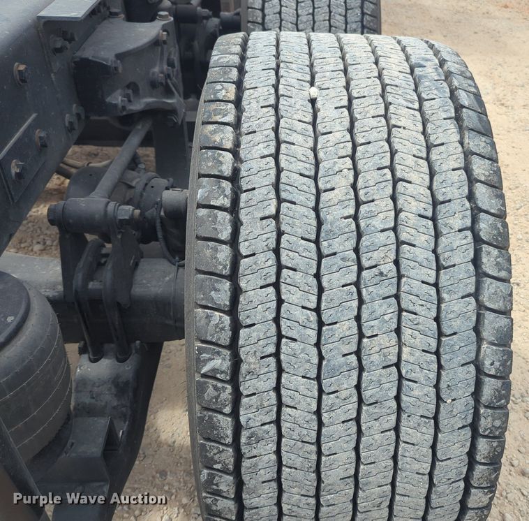 image for item NW9519 2020 Kenworth  T680 semi truck