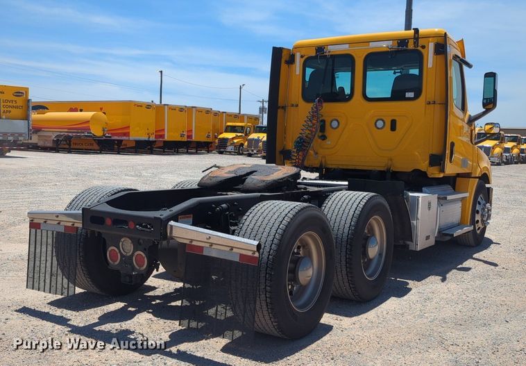 image for item NW9520 2020 Freightliner  Cascadia 126 semi truck