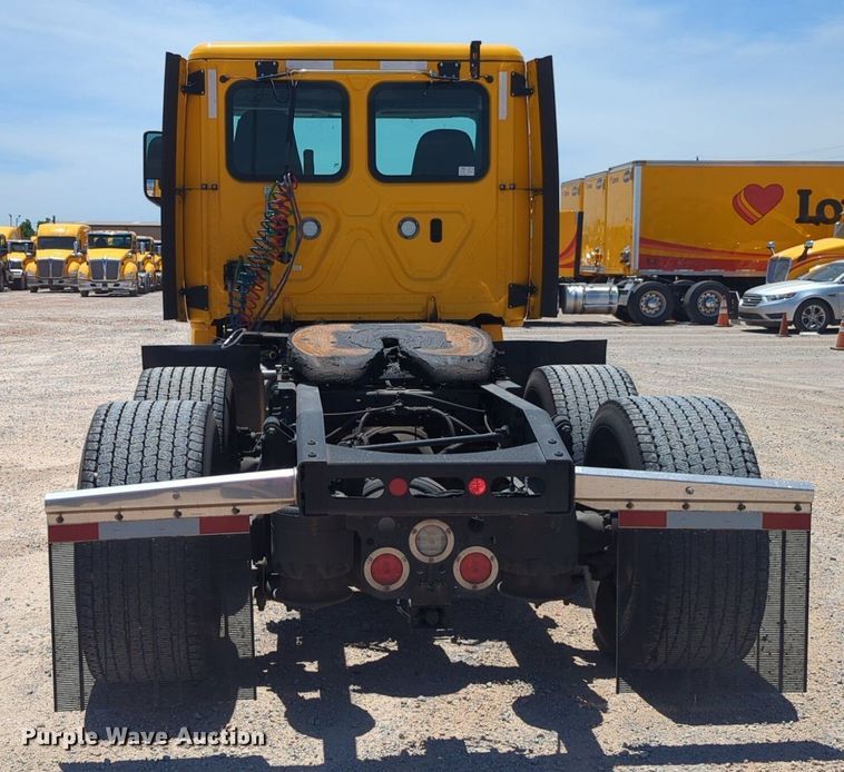 image for item NW9520 2020 Freightliner  Cascadia 126 semi truck