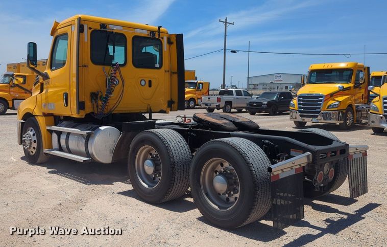 image for item NW9520 2020 Freightliner  Cascadia 126 semi truck