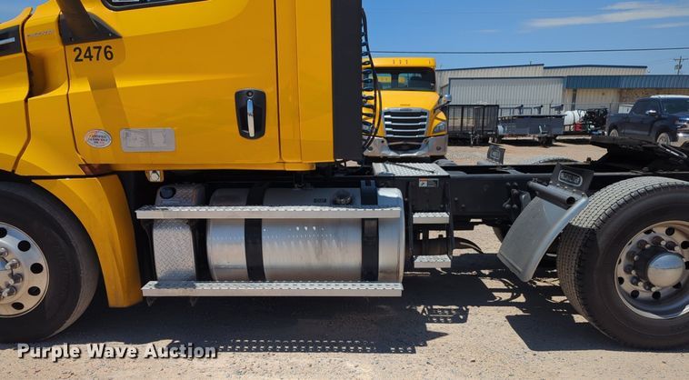 image for item NW9520 2020 Freightliner  Cascadia 126 semi truck