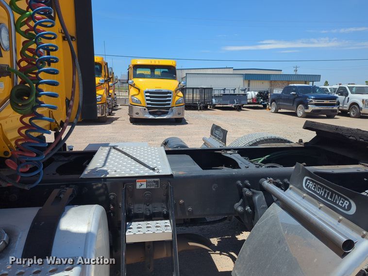 image for item NW9520 2020 Freightliner  Cascadia 126 semi truck
