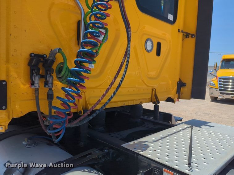 image for item NW9520 2020 Freightliner  Cascadia 126 semi truck