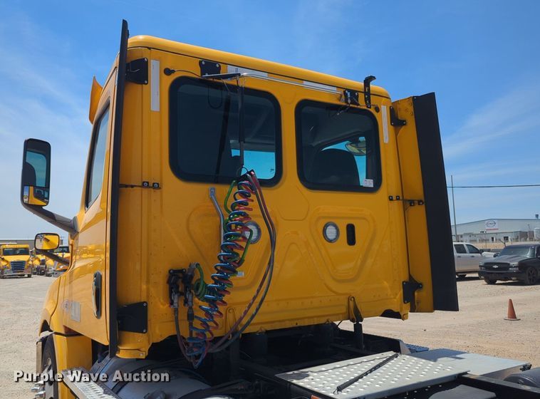 image for item NW9520 2020 Freightliner  Cascadia 126 semi truck