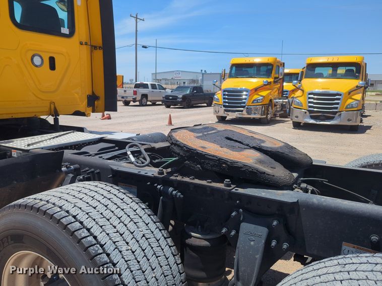 image for item NW9520 2020 Freightliner  Cascadia 126 semi truck