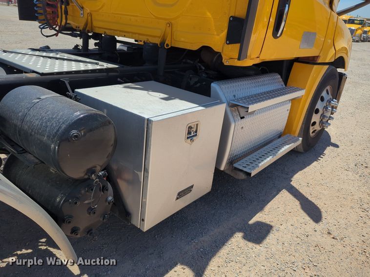 image for item NW9520 2020 Freightliner  Cascadia 126 semi truck