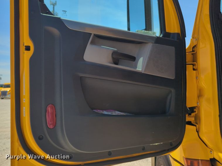 image for item NW9520 2020 Freightliner  Cascadia 126 semi truck