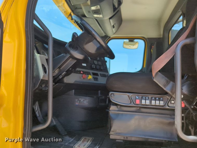 image for item NW9520 2020 Freightliner  Cascadia 126 semi truck