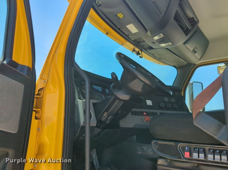 image for item NW9520 2020 Freightliner  Cascadia 126 semi truck