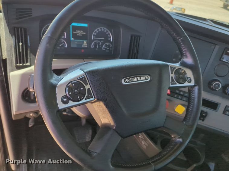 image for item NW9520 2020 Freightliner  Cascadia 126 semi truck