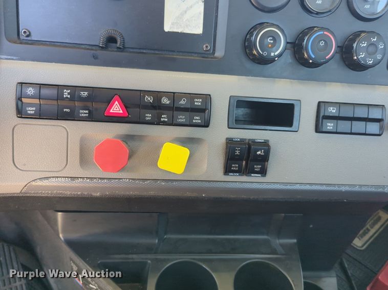 image for item NW9520 2020 Freightliner  Cascadia 126 semi truck