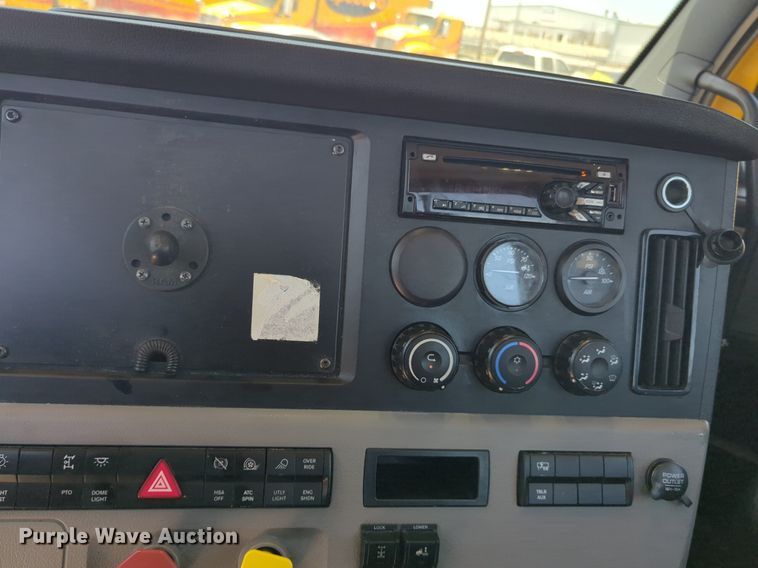 image for item NW9520 2020 Freightliner  Cascadia 126 semi truck