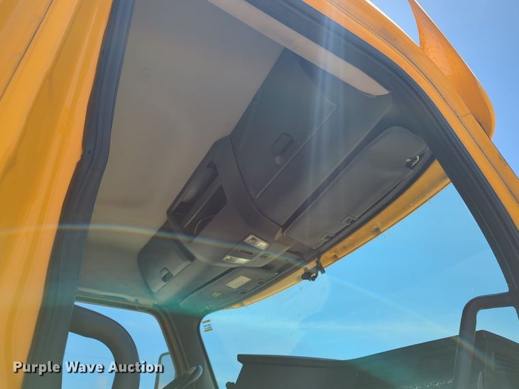 image for item NW9520 2020 Freightliner  Cascadia 126 semi truck