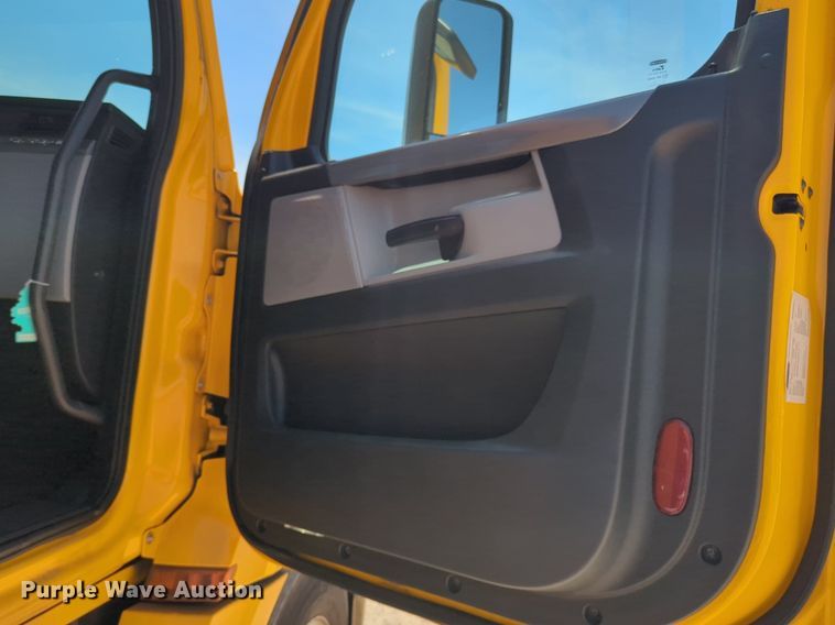 image for item NW9520 2020 Freightliner  Cascadia 126 semi truck