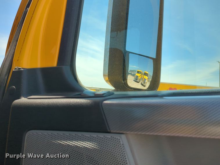 image for item NW9520 2020 Freightliner  Cascadia 126 semi truck