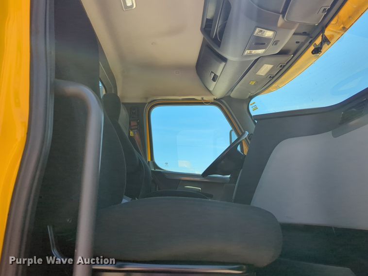 image for item NW9520 2020 Freightliner  Cascadia 126 semi truck