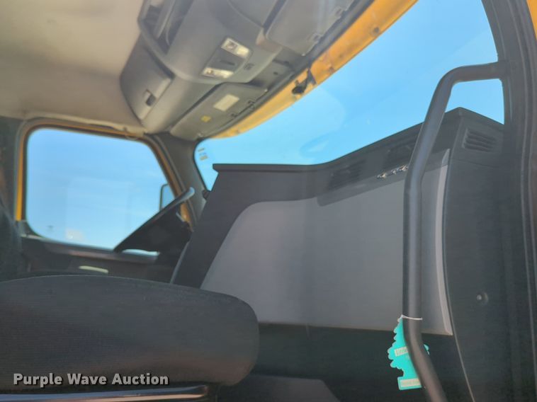 image for item NW9520 2020 Freightliner  Cascadia 126 semi truck