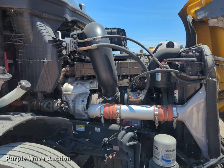 image for item NW9520 2020 Freightliner  Cascadia 126 semi truck